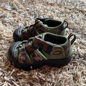 Toddler size 5 camo keens